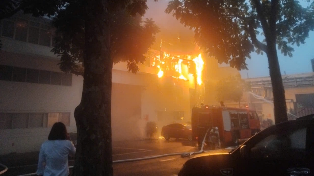 Cháy tại Nhà máy Bia Hà Nội lúc rạng sáng