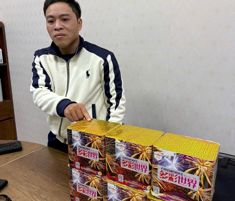 Công an phường Gia Viên bắt giữ đối tượng Đoàn Hồng Hiện. Ảnh: CQCA