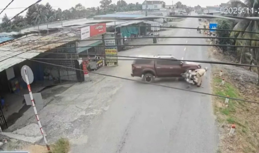 Hình ảnh đối tượng lái xe tông đổ xe của lực lượng cảnh sát giao thông được camera an ninh ghi lại. Ảnh cắt từ clip