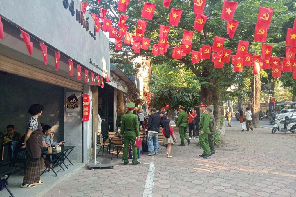 Lực lượng chức năng nhắc nhở hàng quán lấn chiếm vỉa hè ở đường Phan Đình Phùng Lực lượng chức năng nhắc nhở hàng quán lấn chiếm vỉa hè ở đường Phan Đình Phùng