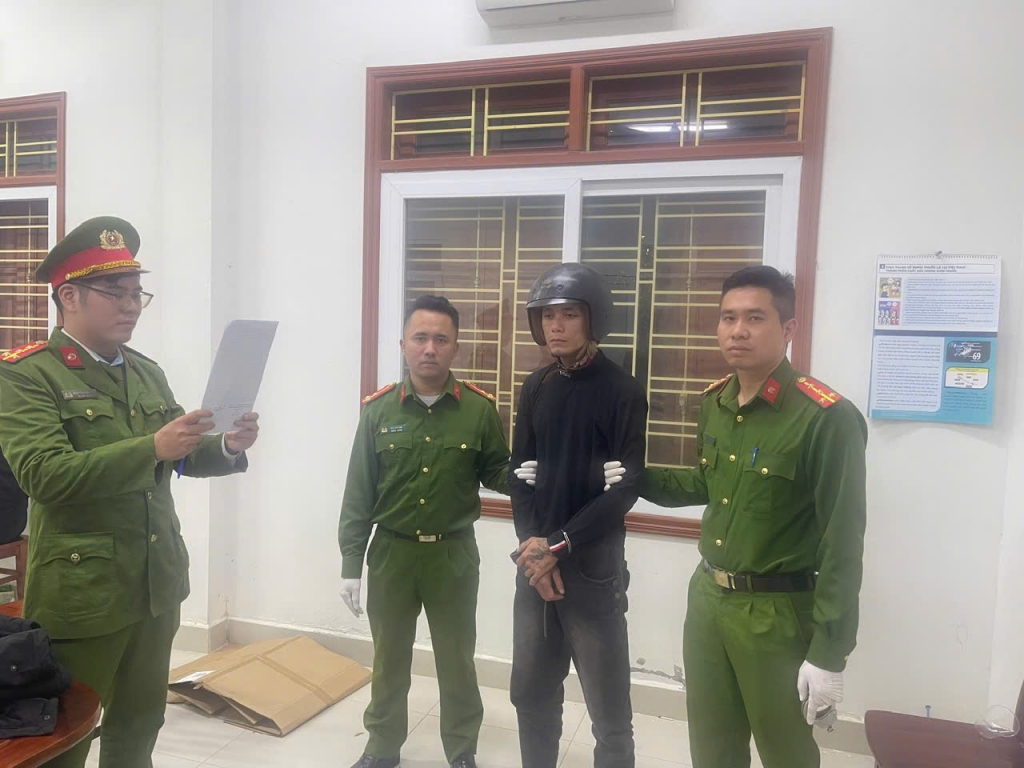 Công an xã Tiền Hải tống đạt Quyết định khởi tố vụ án, khởi tố bị can đối với Nguyễn Long Thành. Ảnh: CQCA