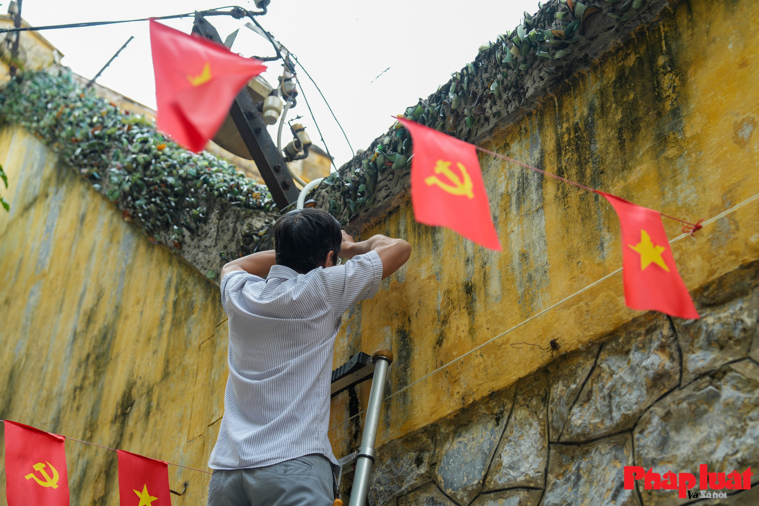 Người dân, du khách hào hứng sử dụng tiện ích wifi miễn phí tại phường Cửa Nam