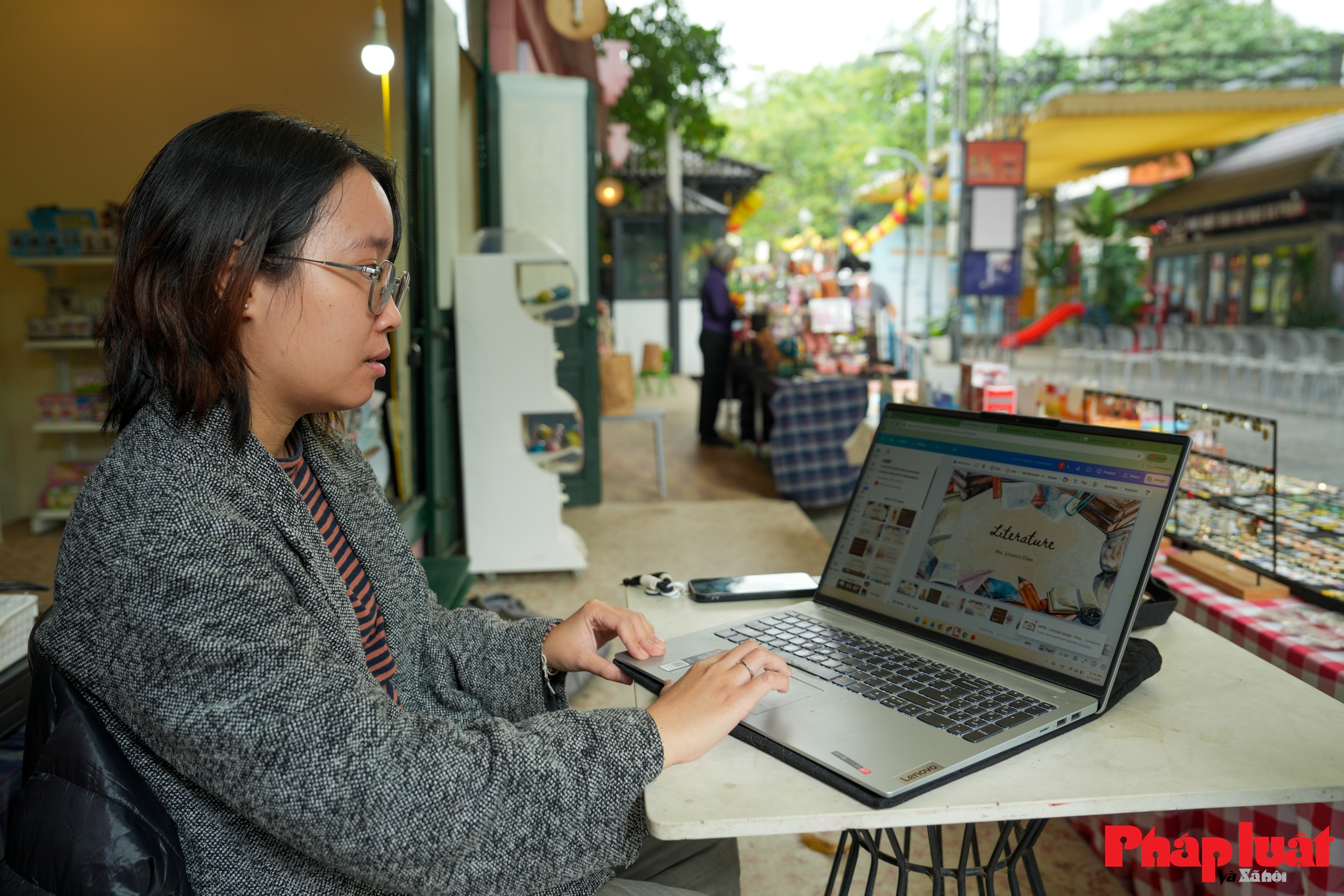 Người dân, du khách hào hứng sử dụng tiện ích wifi miễn phí tại phường Cửa Nam