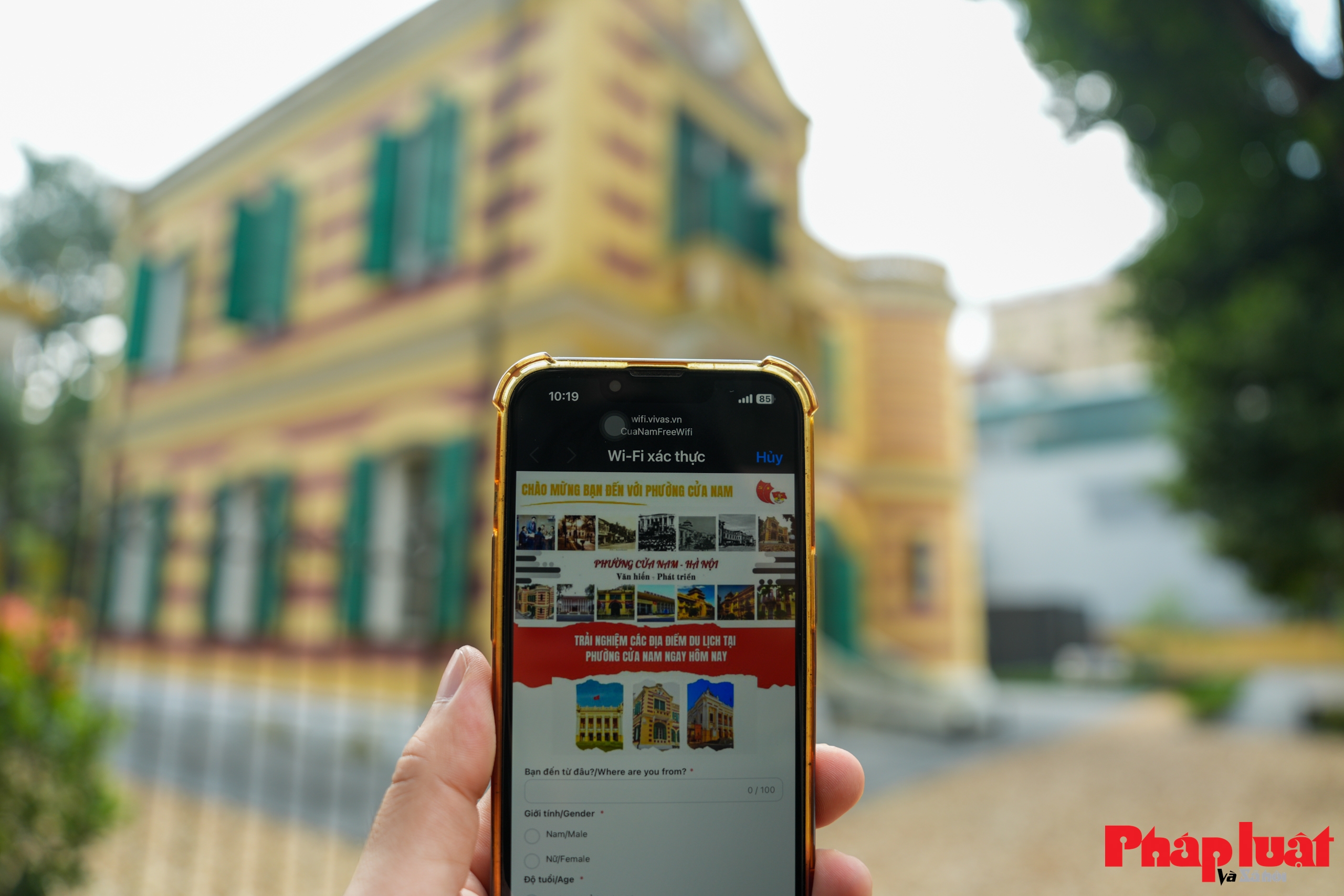 Người dân, du khách hào hứng sử dụng tiện ích wifi miễn phí tại phường Cửa Nam