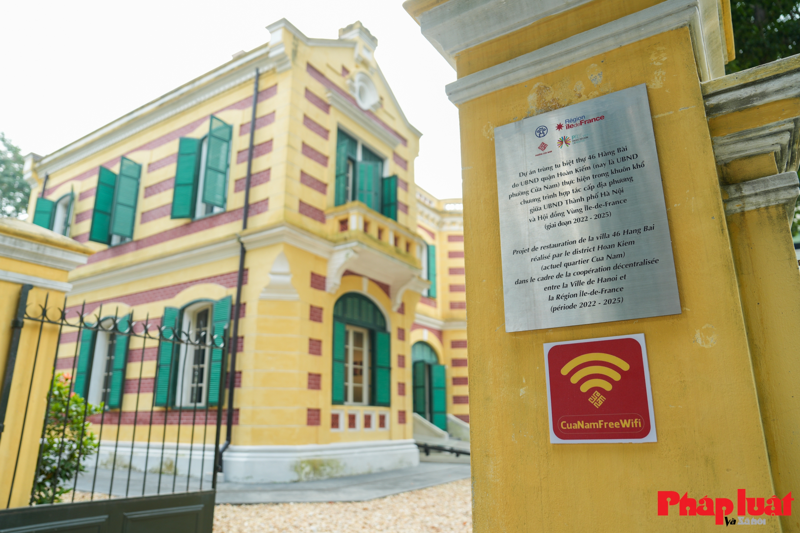 Người dân, du khách hào hứng sử dụng tiện ích wifi miễn phí tại phường Cửa Nam