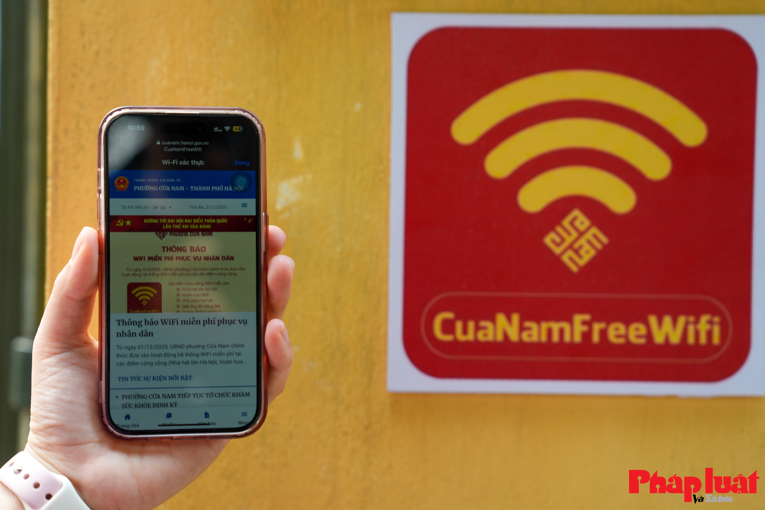 Người dân, du khách hào hứng sử dụng tiện ích wifi miễn phí tại phường Cửa Nam