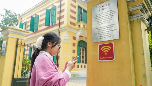 Người dân, du khách hào hứng sử dụng tiện ích wifi miễn phí tại phường Cửa Nam