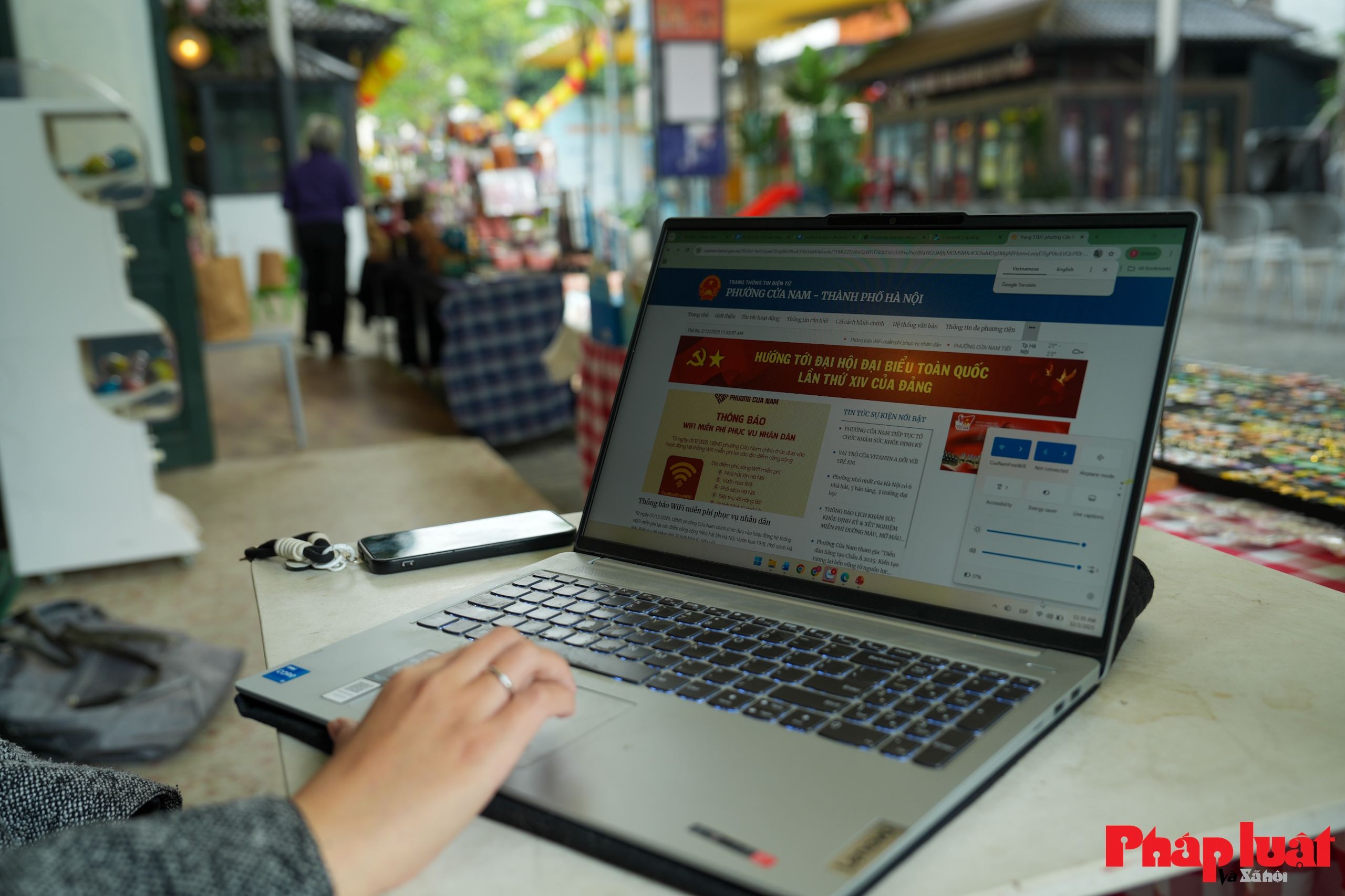 Người dân, du khách hào hứng sử dụng tiện ích wifi miễn phí tại phường Cửa Nam