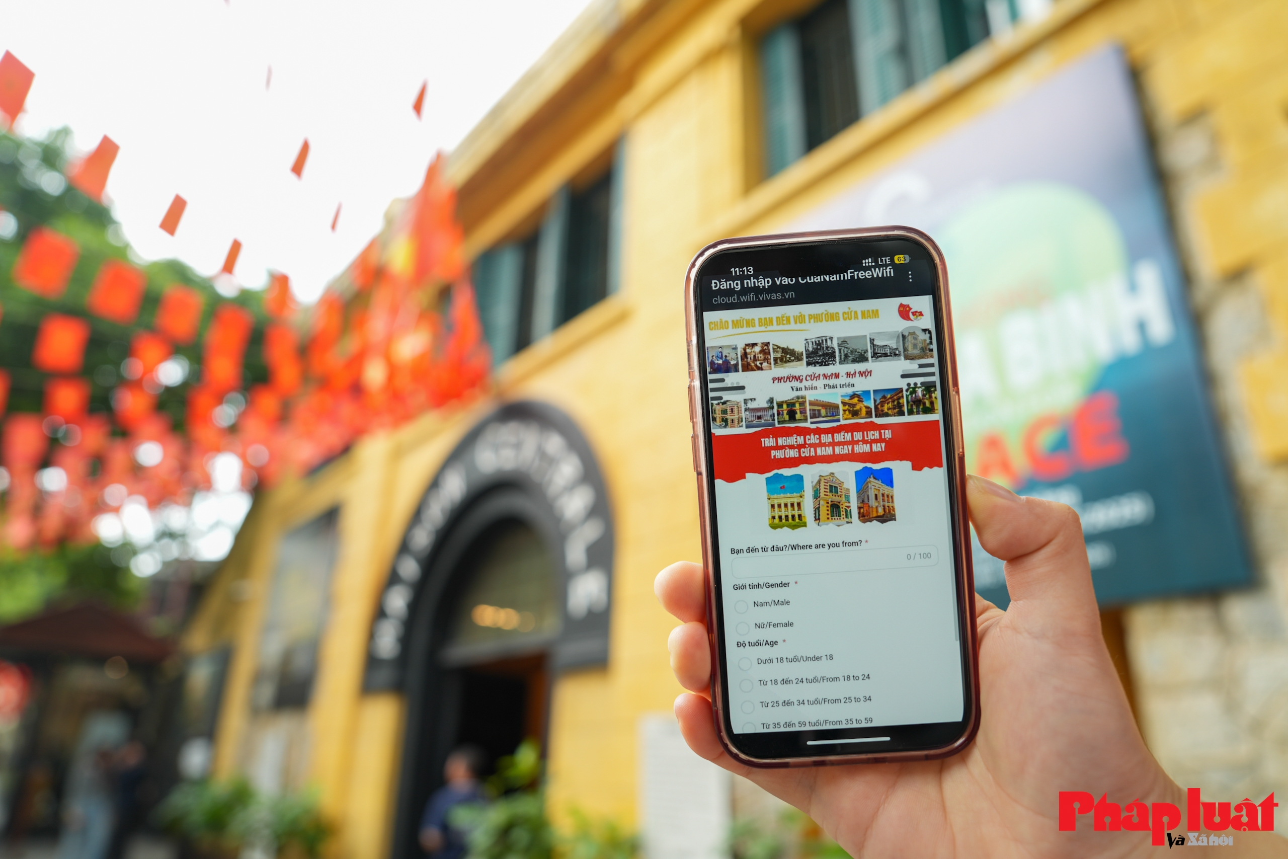 Người dân, du khách hào hứng sử dụng tiện ích wifi miễn phí tại phường Cửa Nam