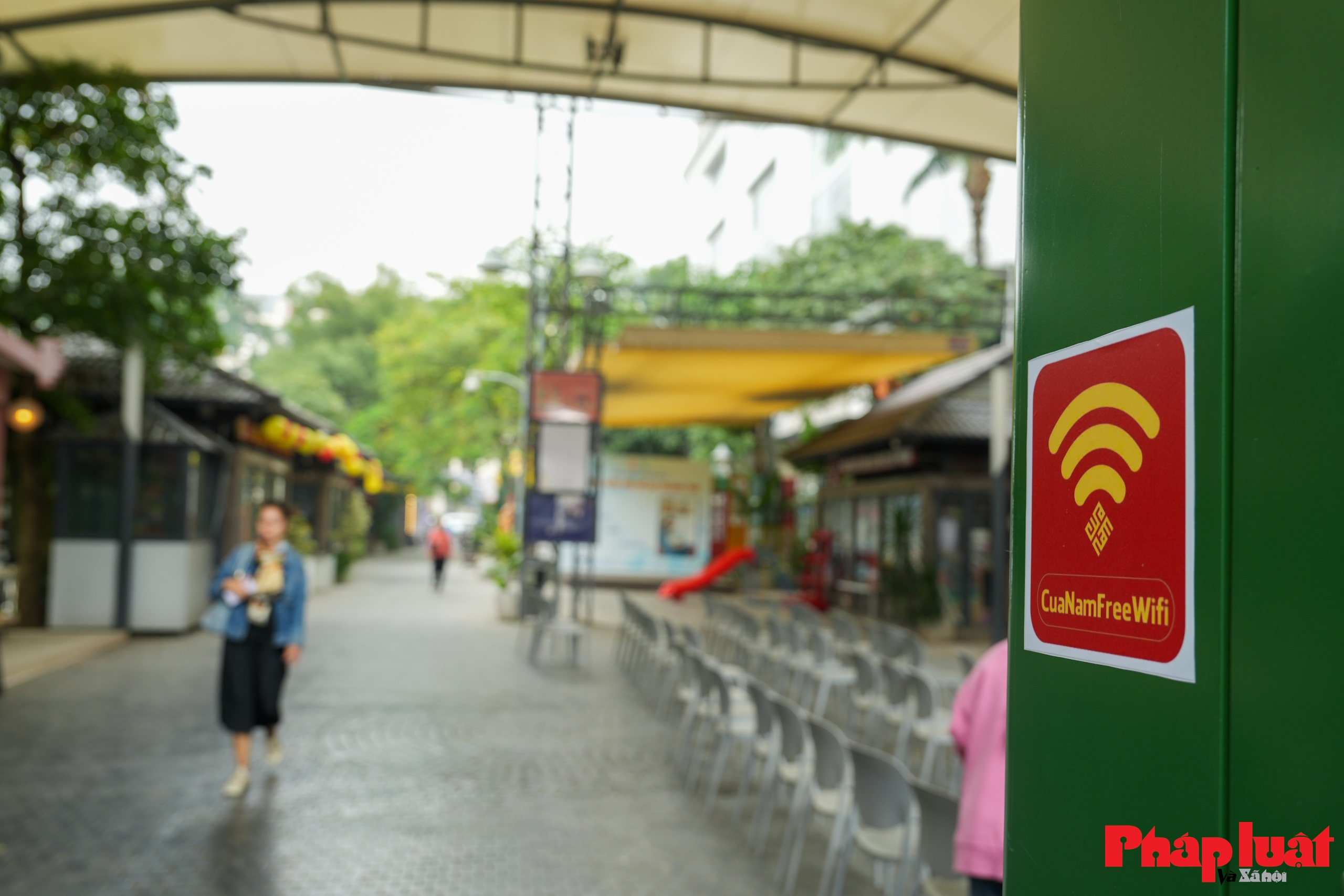 Người dân, du khách hào hứng sử dụng tiện ích wifi miễn phí tại phường Cửa Nam