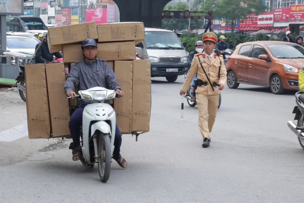 Chở hàng cồng kềnh: Hiểm họa thường trực trên đường phố