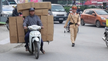 Chở hàng cồng kềnh: Hiểm họa thường trực trên đường phố
