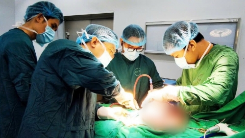 Bất ngờ phát hiện khối u buồng trứng khổng lồ sau biến chứng nhiễm trùng vết mổ sọ não