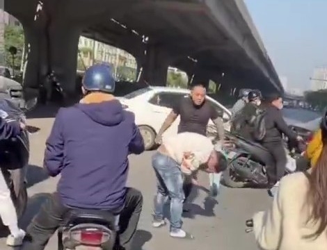 Hình ảnh sự việc được người đi đường quay lại. Ảnh: NDCC