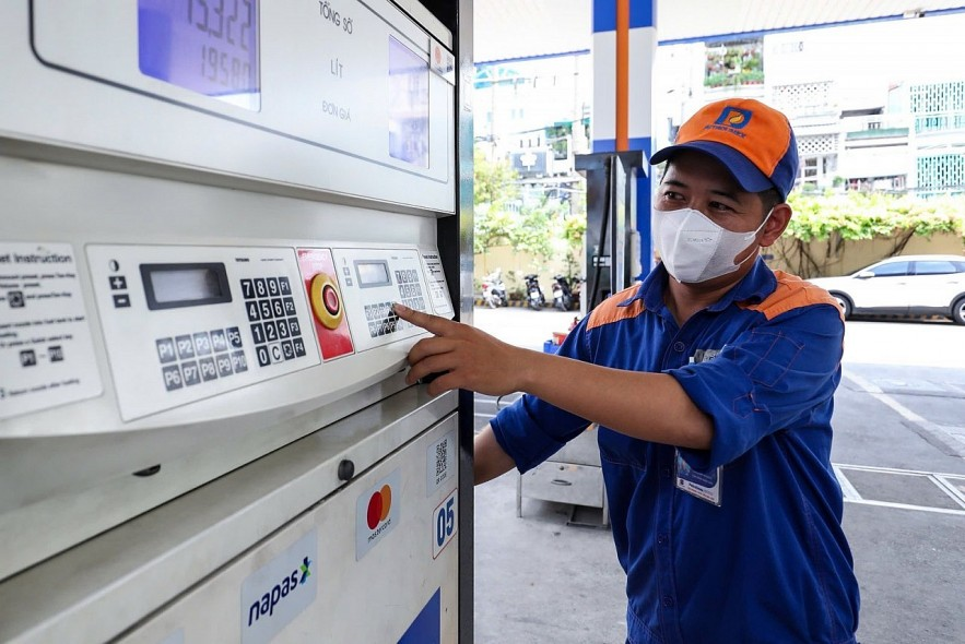 giá dầu tiếp tục giảm còn giá xăng đã tăng trở lại