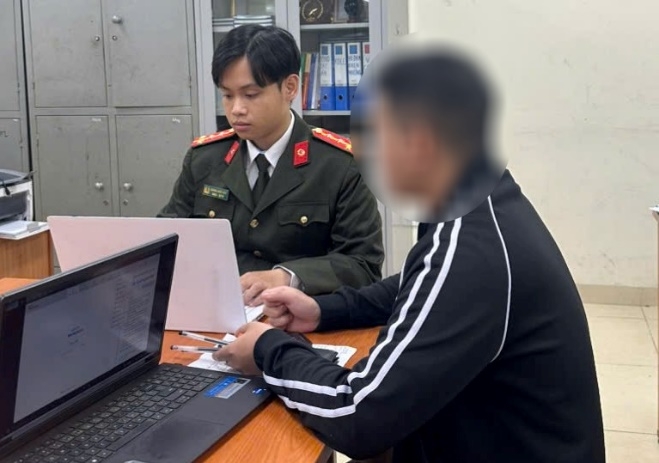 Anh C làm việc với cơ quan công an. Ảnh: CQCA