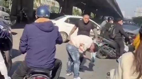 Tạm giữ hình sự tài xế đánh người trên đường Phạm Hùng