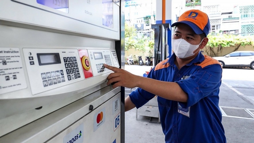 Giá dầu tiếp tục giảm, giá xăng tăng trở lại