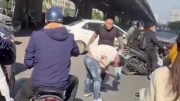 Tạm giữ hình sự tài xế đánh người trên đường Phạm Hùng