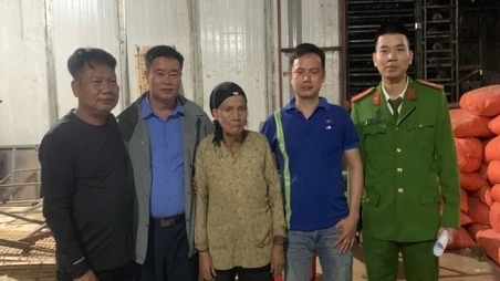 Cụ bà hoang mang đi lạc trong đêm được Công an xã Hưng Đạo giúp đỡ trở về nhà