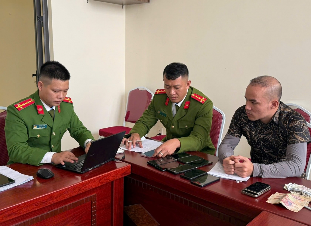 Công an Đặc khu Cát Hải tiếp nhận đối tượng Lê Trung Thành đến đầu thú và khai nhận hành vi trộm cắp. Ảnh: CQCA Công an Đặc khu Cát Hải tiếp nhận đối tượng Lê Trung Thành đến đầu thú và khai nhận hành vi trộm cắp. Ảnh: CQCA