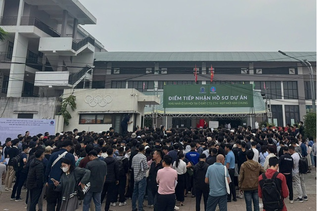 Người dân chen chúc xếp hàng cả đêm để mua nhà ở xã hội