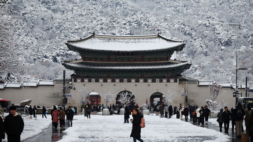 Hàn Quốc ban bố cảnh báo thảm họa khẩn cấp vì chìm trong đợt tuyết rơi dày đặc