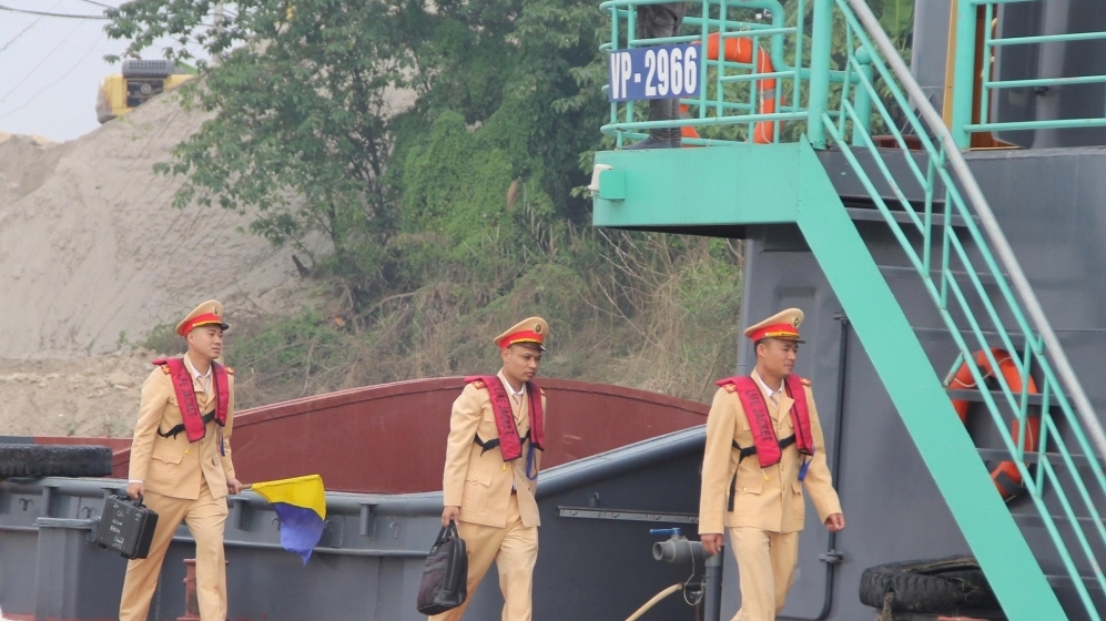 Cảnh sát giao thông Hà Nội tăng cường tuần tra, xử lý nghiêm vi phạm trên sông Hồng, sông Đuống