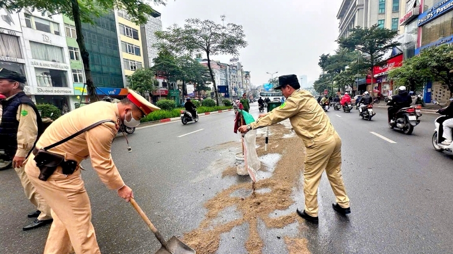 Hà Nội: kịp thời xử lý vết dầu mỡ trên đường Xã Đàn, bảo đảm an toàn giao thông cho người dân