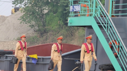 Cảnh sát giao thông Hà Nội tăng cường tuần tra, xử lý nghiêm vi phạm trên sông Hồng, sông Đuống