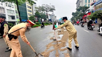 Hà Nội: kịp thời xử lý vết dầu mỡ trên đường Xã Đàn, bảo đảm an toàn giao thông cho người dân