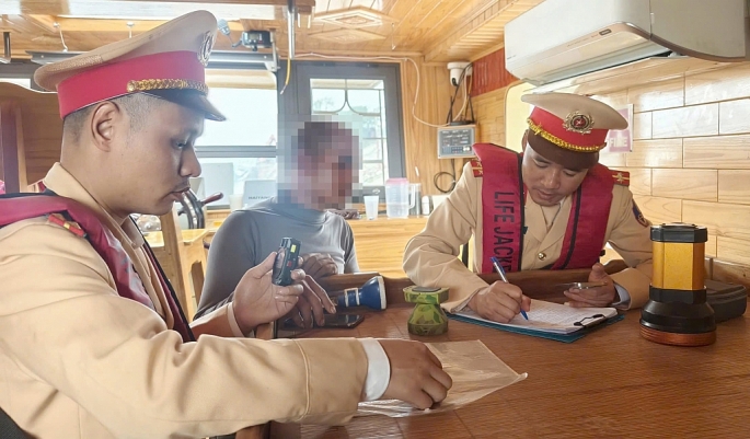 Cảnh sát giao thông Hà Nội tăng cường tuần tra, xử lý nghiêm vi phạm trên sông Hồng, sông Đuống Cảnh sát giao thông Hà Nội tăng cường tuần tra, xử lý nghiêm vi phạm trên sông Hồng, sông Đuống