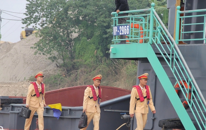 Cảnh sát giao thông Hà Nội tăng cường tuần tra, xử lý nghiêm vi phạm trên sông Hồng, sông Đuống Cảnh sát giao thông Hà Nội tăng cường tuần tra, xử lý nghiêm vi phạm trên sông Hồng, sông Đuống