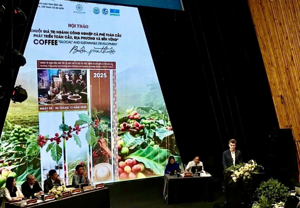 Ông Jonathan Baker – Trưởng đại diện của Văn phòng UNESCO tại Việt Nam đánh giá cao tâm huyết, tri thức và kinh nghiệm của chính quyền địa phương, các nhà khoa học, doanh nghiệp và cộng đồng trong nỗ lực đưa cà phê Đắk Lắk trở thành niềm tự hào văn hóa, phát triển bền vững. Ông Jonathan Baker – Trưởng đại diện của Văn phòng UNESCO tại Việt Nam đánh giá cao tâm huyết, tri thức và kinh nghiệm của chính quyền địa phương, các nhà khoa học, doanh nghiệp và cộng đồng trong nỗ lực đưa cà phê Đắk Lắk trở thành niềm tự hào văn hóa, phát triển bền vững.