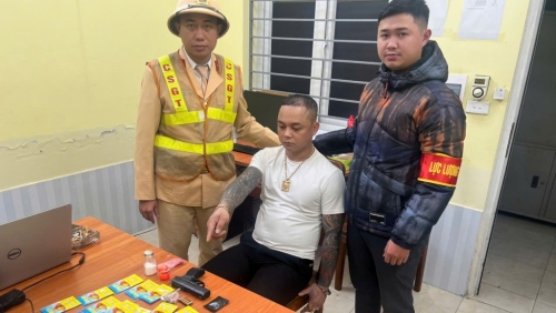 Chốt 141 Hà Nội “khui” xe ô tô chứa hàng chục túi ma túy cùng khẩu súng đã lên nòng