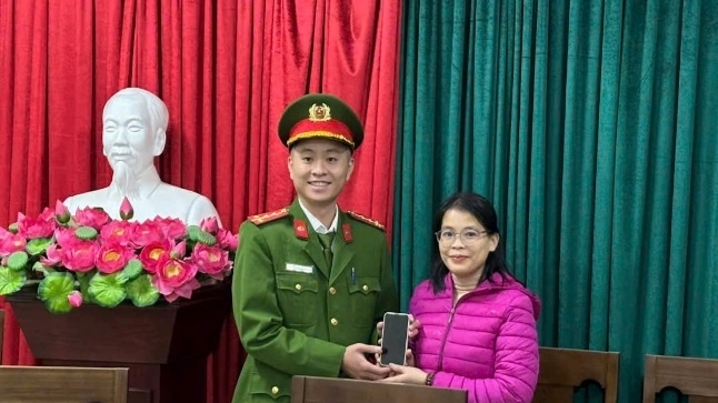 Đại úy Công an trả lại điện thoại cho người dân và nhận thư cảm ơn xúc động