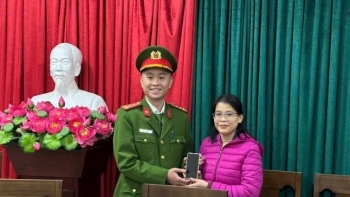Đại úy Công an trả lại điện thoại cho người dân và nhận thư cảm ơn xúc động