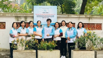 Phụ nữ phường Ba Đình gắn biển công trình “Tuyến phố văn minh, đoạn đường xanh nở hoa” trên phố Ngọc Hà