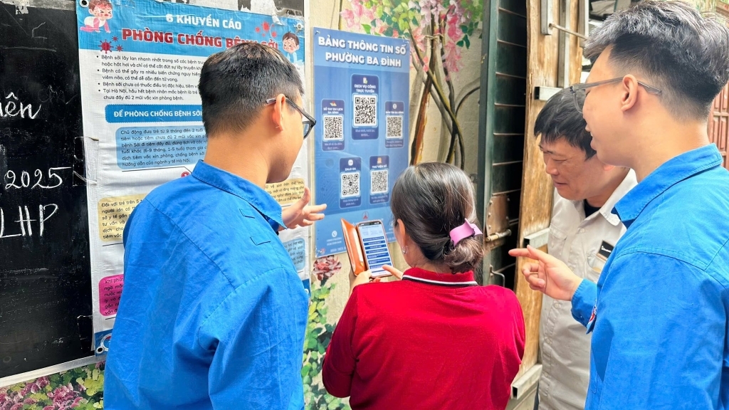 Người dân Thủ đô tiếp cận dịch vụ công tại 60 điểm “Bảng tin số phường Ba Đình”