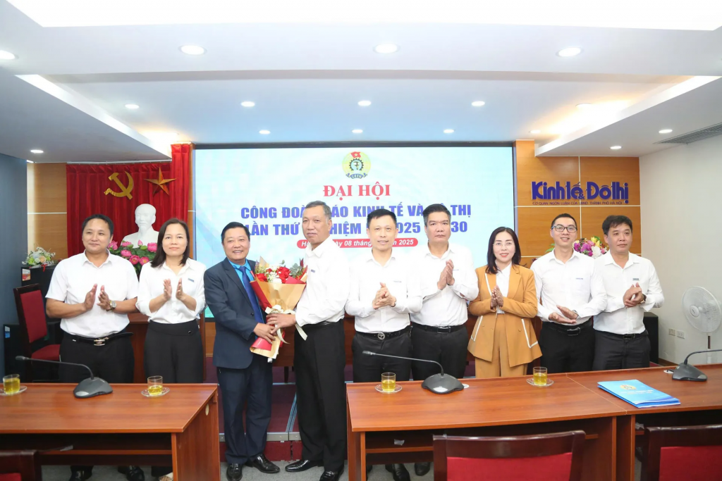 Đồng chí Nguyễn Đình Long, Chủ tịch Công đoàn phường Láng tặng hoa chúc mừng Ban Chấp hành Công đoàn Báo khóa V, nhiệm kỳ 2025 - 2030 Đồng chí Nguyễn Đình Long, Chủ tịch Công đoàn phường Láng tặng hoa chúc mừng Ban Chấp hành Công đoàn Báo khóa V, nhiệm kỳ 2025 - 2030