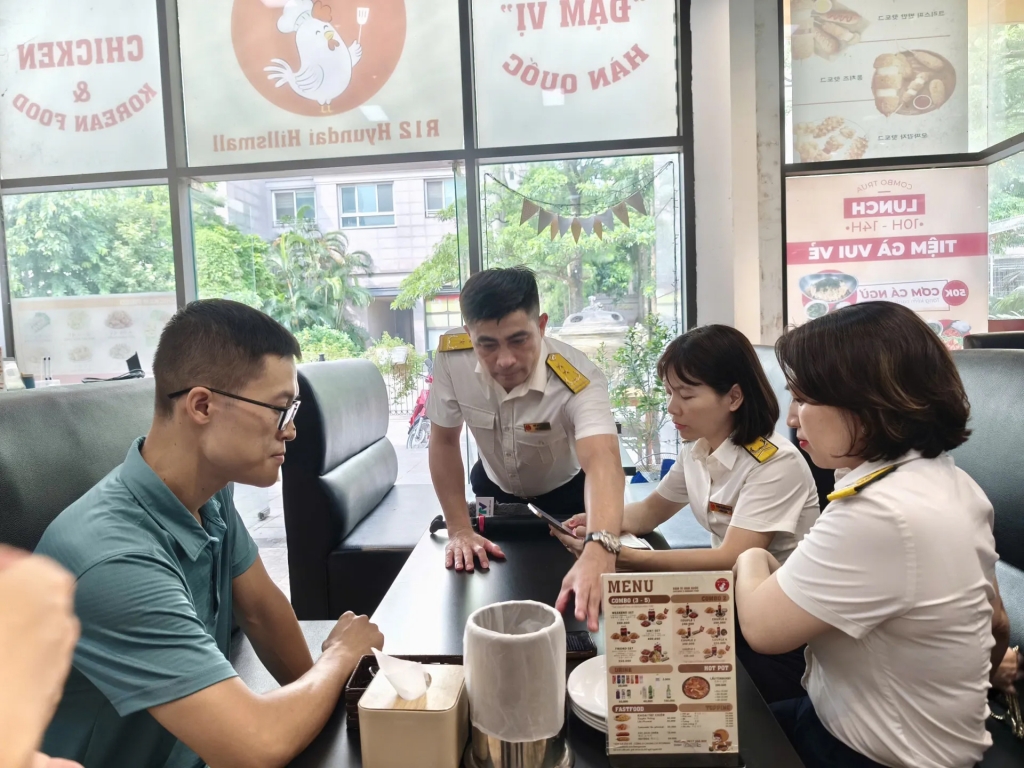 Cán bộ thuế hướng dẫn hộ kinh doanh triển khai hóa đơn điện tử và các ứng dụng kê khai thuế theo mô hình mới. Ảnh: Nguyễn Đăng Cán bộ thuế hướng dẫn hộ kinh doanh triển khai hóa đơn điện tử và các ứng dụng kê khai thuế theo mô hình mới. Ảnh: Nguyễn Đăng