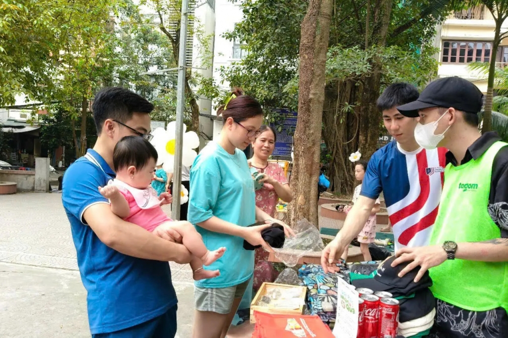 Hoạt động giao lưu, trao đổi đồ cũ trong cộng đồng dân cư để trích quỹ làm thiện nguyện vùng cao. Ảnh Duy An Hoạt động giao lưu, trao đổi đồ cũ trong cộng đồng dân cư để trích quỹ làm thiện nguyện vùng cao. Ảnh Duy An