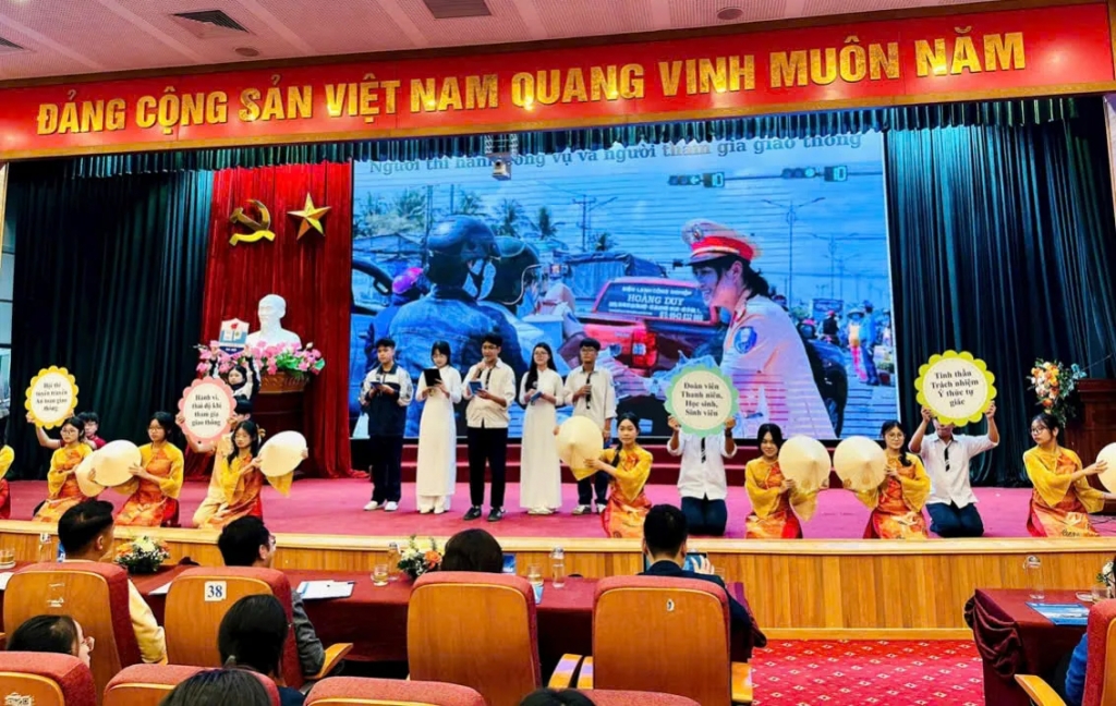 Tiết mục sân khấu hóa của học sinh Trường THPT Lý Thường Kiệt (Hà Nội). Ảnh N.T