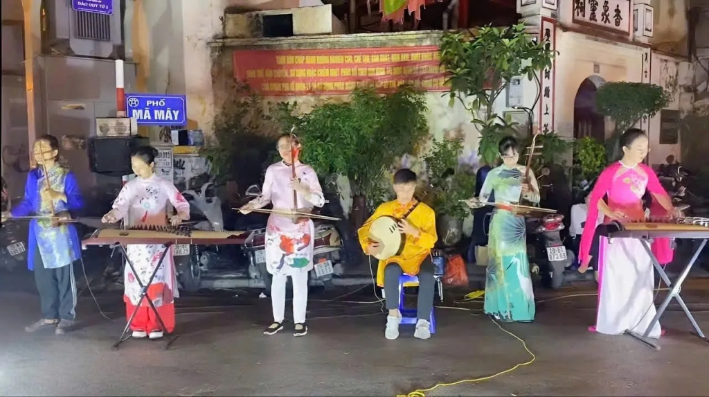 Âm nhạc hoà với âm thanh phố phường mang lại trải nghiệm văn hoá đặc biệt. Ảnh Quân Đào
