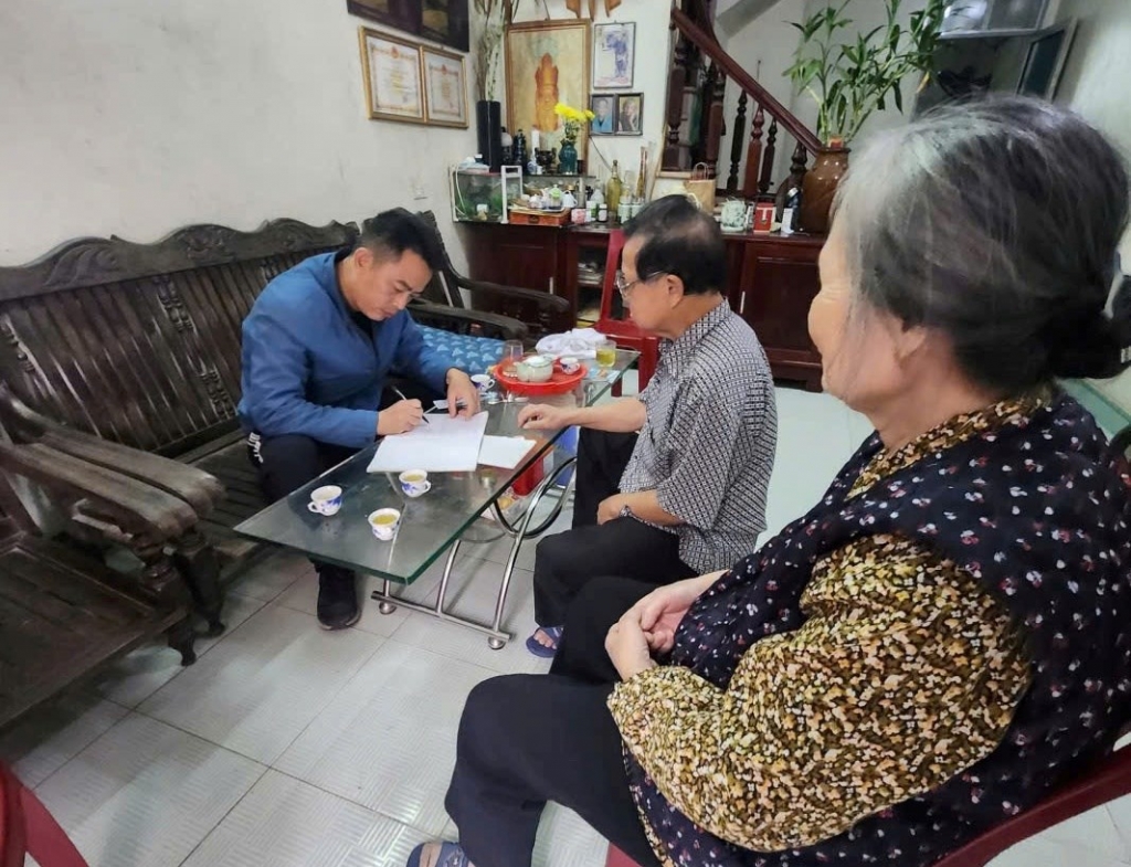 Công an phường Thành Đông giải thích cho ông B.V.B về thủ đoạn của các đối tượng lừa đảo. Ảnh: CQCA Công an phường Thành Đông giải thích cho ông B.V.B về thủ đoạn của các đối tượng lừa đảo. Ảnh: CQCA