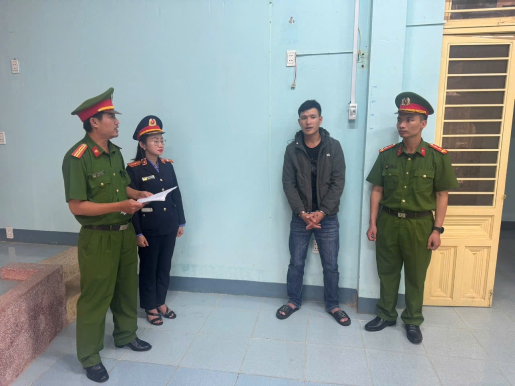 Đọc quyết định khởi tố vụ án, khởi tố bị can và thi hành lệnh bắt tạm giam đối tượng Lưu Trần Anh Tuấn. Ảnh: CQCA Đọc quyết định khởi tố vụ án, khởi tố bị can và thi hành lệnh bắt tạm giam đối tượng Lưu Trần Anh Tuấn. Ảnh: CQCA