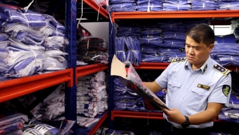 Phát hiện gần 6.500 bộ quần áo nghi giả mạo nhãn hiệu tại Hà Nội