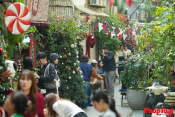 Ngõ nhỏ dài 100 mét ở Hà Nội trở thành không gian Giáng sinh sôi động của giới trẻ