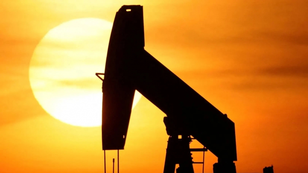 Giá xăng dầu hôm nay 10/12/2025: giá dầu thế giới tiếp tục giảm