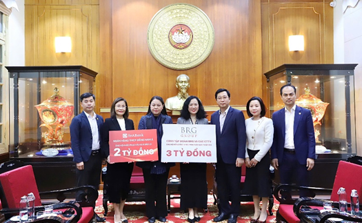 Đại diện Tập đoàn BRG, Ngân hàng SeABank và các công ty thành viên trao 5 tỷ đồng ủng hộ đồng bào khắc phục hậu quả thiên tai